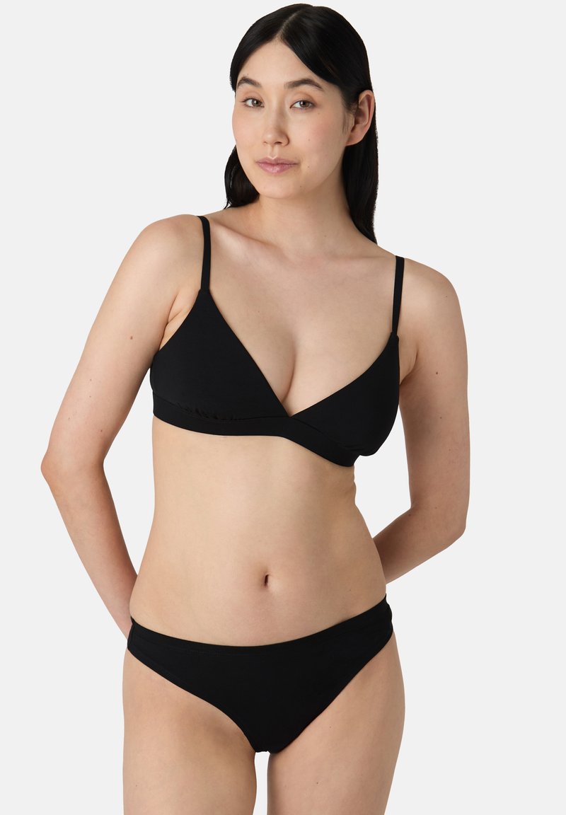 Set bikini nero con top triangolare e spalline sottili, abbinato a un pantaloncino a vita bassa. Tessuto liscio e design semplice.