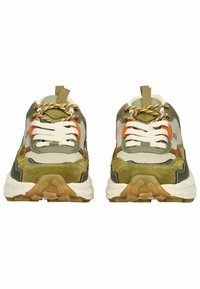 Sneakers verdi caratterizzati da una combinazione di materiali in suede e rete, con lacci bianchi, accenti arancioni e marroni, e una suola spessa bianca.