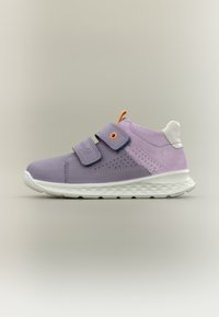 Παιδικό αθλητικό παπούτσι σε αποχρώσεις του μωβ και της λεβάντας με λευκή σόλα, δύο ρυθμιζόμενους ιμάντες με αγκράφες και πορτοκαλί ταινία έλξης στη φτέρνα.