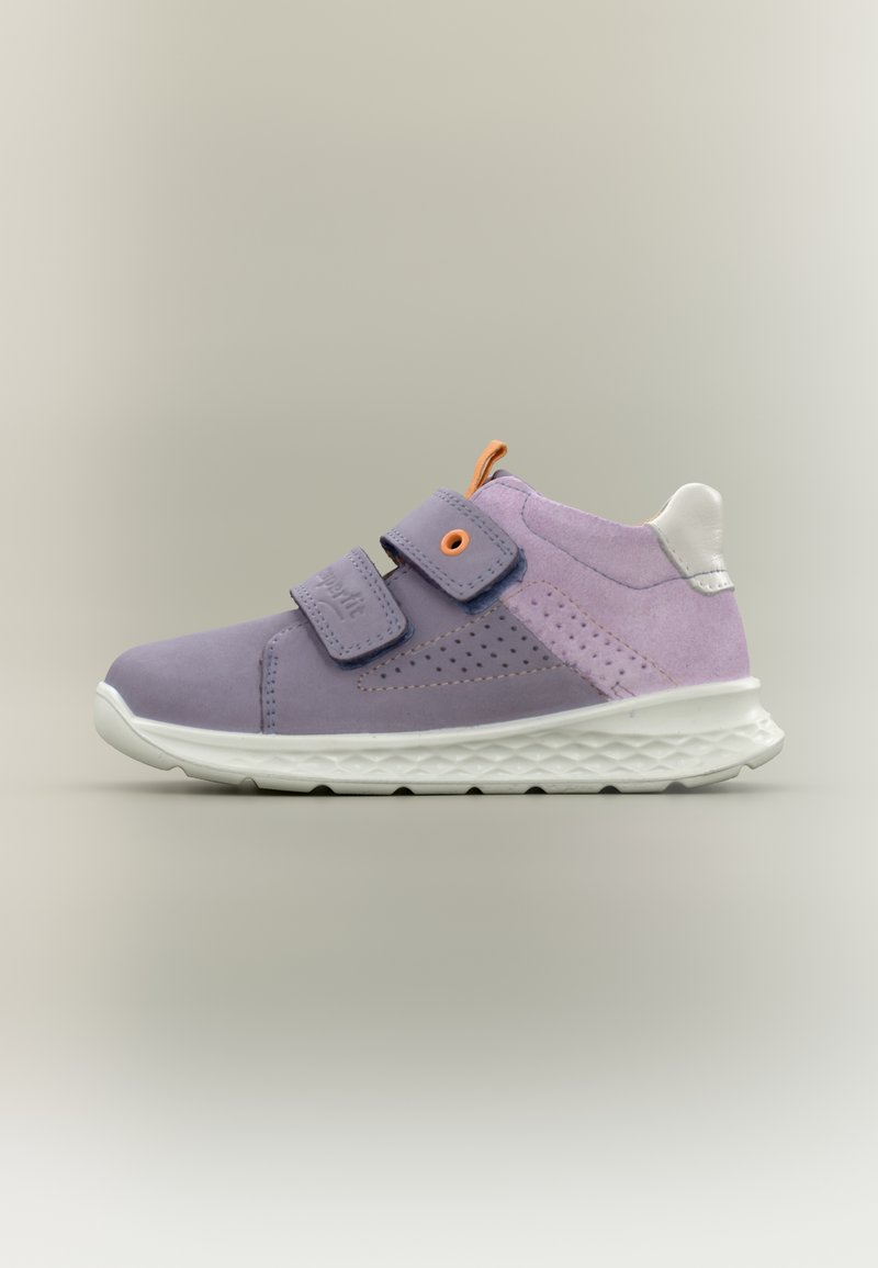 Παιδικό αθλητικό παπούτσι σε αποχρώσεις του μωβ και της λεβάντας με λευκή σόλα, δύο ρυθμιζόμενους ιμάντες με αγκράφες και πορτοκαλί ταινία έλξης στη φτέρνα.