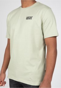 Wrong Friends MALDIVES  - Triko s potiskem - light green