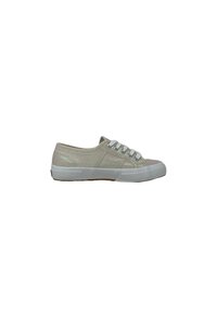 Sneakers in tela grigia chiara con una finitura luccicante, suola in gomma bianca, sei fori per i lacci e una punta testurizzata.
