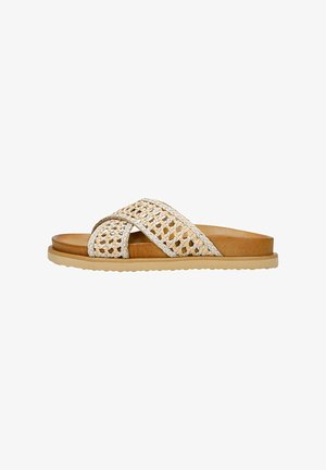 Geweven rieten instapsandalen met kruisbanden, voetenbed in houtlook, en een textuur rubberen zool; neutraal kleurenpalet en casual ontwerp.