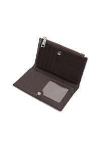 Smeđi kožni novčanik, dvostrani dizajn, šest utora za kartice, proziran odjeljak za osobnu iskaznicu i odjeljak s patentnim zatvaračem. Glatka tekstura s detaljima šivanja.
