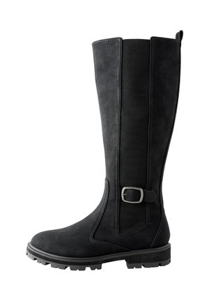 Hoher schwarzer Lederstiefel mit strukturiertem elastischem Seitenteil und dekorativer silberner Schnalle, robuster Außensohle für den Outdoor-Einsatz.