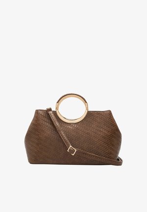 Borsa a mano in pelle intrecciata marrone con manici circolari dorati e tracolla regolabile su sfondo bianco.