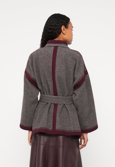 Γκρι ζακέτα από μείγμα μαλλιού με μπορντό λεπτομέρειες, με φαρδιά μανίκια, ζώνη στη μέση και υφή.