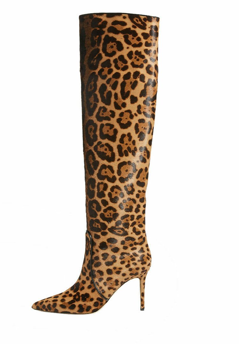Kniehoge laarzen met luipaardprint, voorzien van een spitse neus en een stilettohak, gemaakt van een gladde, textuur rijke stof met een glanzende afwerking.