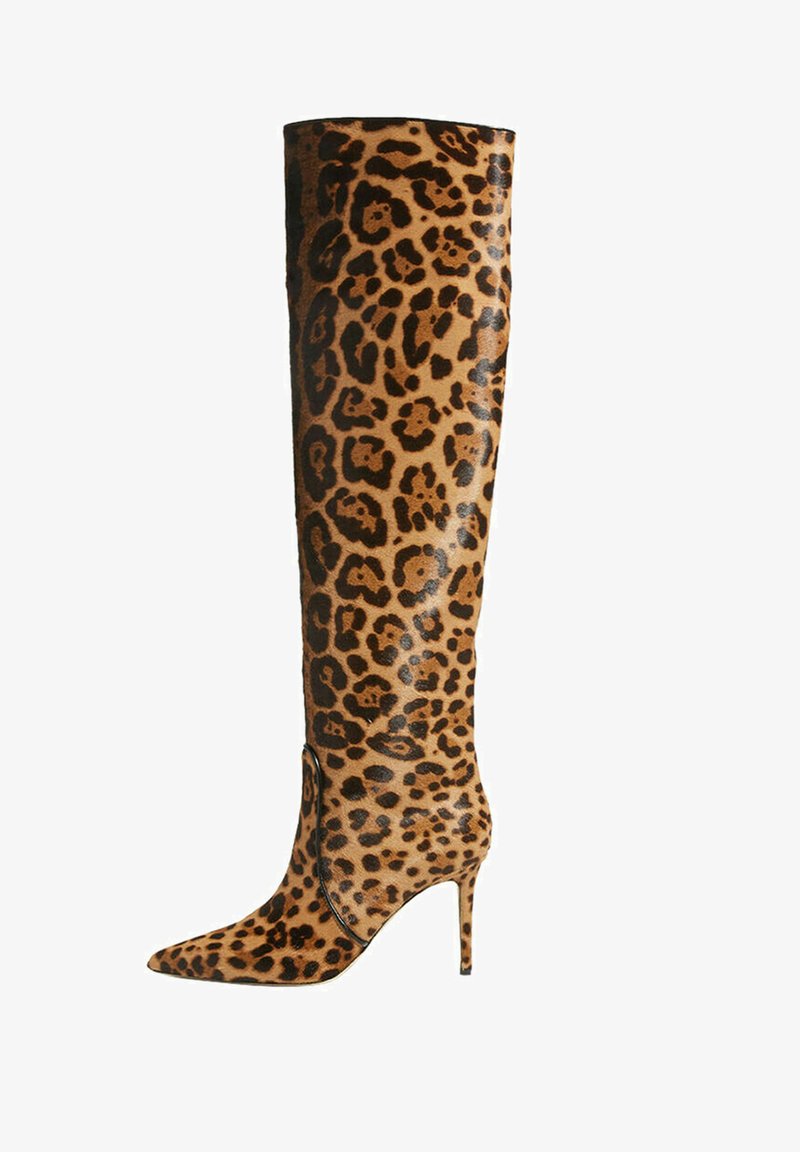 Bottes léopard jusqu'au genou avec un bout pointu et un talon aiguille, fabriquées en matériau lisse et texturé avec une finition brillante.