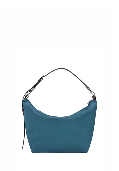 Türkiser Stoff-Schultertasche mit geschwungener Form, ausgestattet mit einem schwarzen Lederband und metallischen Beschlägen. Glatte Textur mit minimalistischem Design.