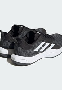 Zwarte sportieve schoenen met een bovenwerk van gaas, witte accenten, een gestructureerd oppervlak en een dikke, gewatteerde witte zool. Voorzien van een merkachtige hielstrip.