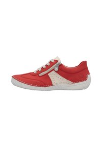 Rode en beige leren sneakers met een textuurontwerp, voorzien van een zijrits, lichte veters en een witte rubberen zool.