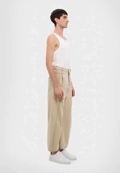 Henrik Vibskov SHADE PANTS - Jeans Relaxed Fit - tan