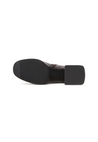 Chaussure à talon noire avec une tige lisse et brillante et une semelle en caoutchouc texturée. Présente un talon carré et des éléments de design minimalistes.
