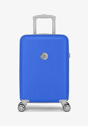 Blauwe hard-shell koffer met een hexagonaal patroon, zilveren hardware, telescopisch hengsel en vier zwenkwielen voor mobiliteit.