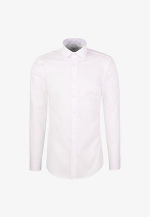 Weißes Langarmhemd mit Knopfleiste und Kentkragen, auf weißem Hintergrund präsentiert.