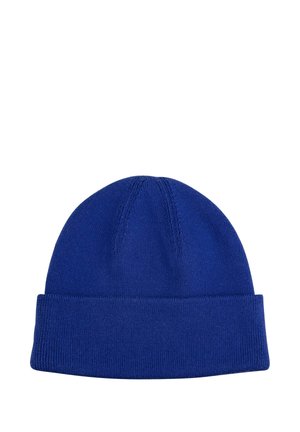 Blaues gestricktes Beanie mit umgeschlagenem Bündchen, auf weißem Hintergrund dargestellt.