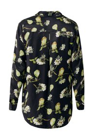 Camicia a maniche lunghe caratterizzata da un tessuto nero con un motivo floreale di pere verdi e fiori bianchi, colletto classico e polsini con bottoni.