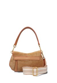 Bruine suède handtas met oranje leren accenten, gestructureerde vorm, bovenhandvat en afneembare geweven schouderriem met gouden hardware en strepen.