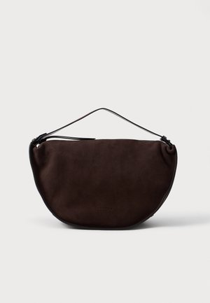 Brązowa torebka z zamszu o półokrągłym kształcie, z cienkim czarnym paskiem i zamknięciem na zamek u góry. Brak widocznego logo.