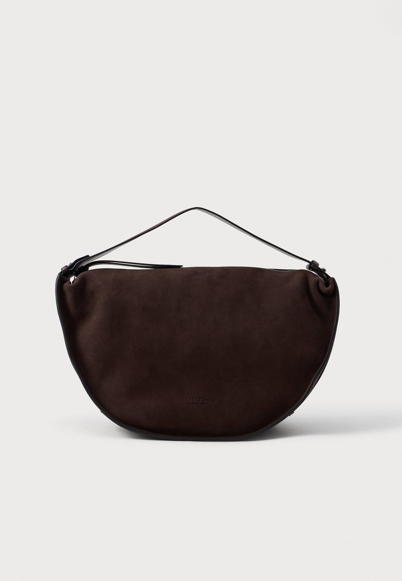 Brązowa torebka z zamszu o półokrągłym kształcie, z cienkim czarnym paskiem i zamknięciem na zamek u góry. Brak widocznego logo.