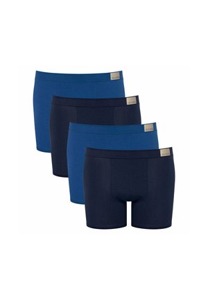 Vier Paar Herren-Boxershorts in abwechselndem Marineblau und Königsblau, jeweils mit einem kleinen beigen Logoetikett am Bund.