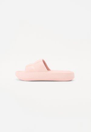 Rosa gummislipper med en teksturert såle og et bredt bånd over toppen. Flat design med en minimalistisk form.