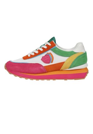 Low-top sneaker met wit mesh en multicolor suède overlays in roze, oranje, groen en geel, met witte veters en een rubberen zool.