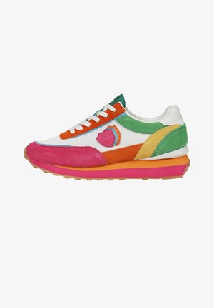 Low-top sneaker met wit mesh en multicolor suède overlays in roze, oranje, groen en geel, met witte veters en een rubberen zool.