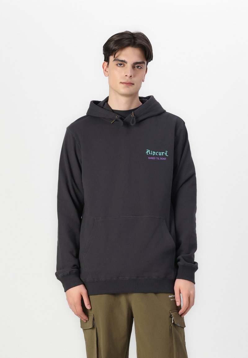 Schwarzer Hoodie mit Kängurutasche, versehen mit buntem Text "Riderz" und "SHRED TIL DEAD." Hergestellt aus weichem Stoff mit lockerer Passform.