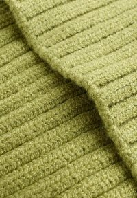 Textile vert à côtes avec une surface douce et texturée et un motif ondulé, présentant une teinte riche et terreuse. Idéal pour des vêtements ou accessoires confortables.