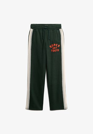 Groene joggingsbroek met een zachte textuur, voorzien van een trekkoord in de taille en zijstrepen in beige. "SUPER DRY TOKYO" logo in oranje aan de voorkant.