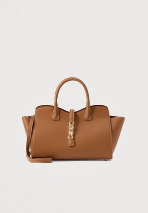 Sac à main en cuir texturé marron avec double poignées, une bandoulière amovible et un fermoir décoratif doré à l'avant.