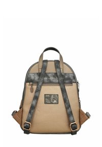 Pequeña mochila beige y gris con correas ajustables, un asa en la parte superior, un bolsillo trasero con cremallera y un parche de una niña de dibujos animados con texto.