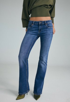 Stradivarius, D67 SLIM FIT BOOT-CUT JEANS - Jean bootcut - moon washed