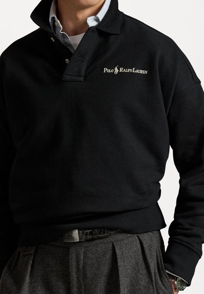Melnā kokvilnas polo krekls ar garām piedurknēm, ar ribotu apkakli, izšūtu "Polo Ralph Lauren" logo zeltā kreisajā krūtī un brīvu piegriezumu.
