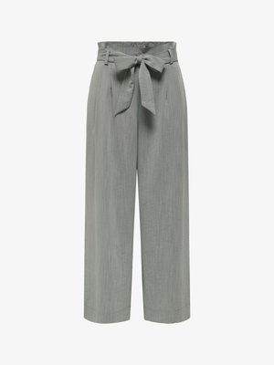Høytlivs vide ben grå bukser med stoffbelte knytt i sløyfe, beltestropper og subtil vertikal tekstur på hvit bakgrunn.