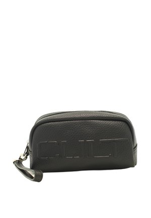 Pochette cosmetica nera in pelle con forma rettangolare arrotondata, logo impresso, chiusura con zip superiore e una tracolla removibile.
