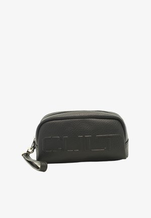 Pochette cosmetica nera in pelle con forma rettangolare arrotondata, logo impresso, chiusura con zip superiore e una tracolla removibile.