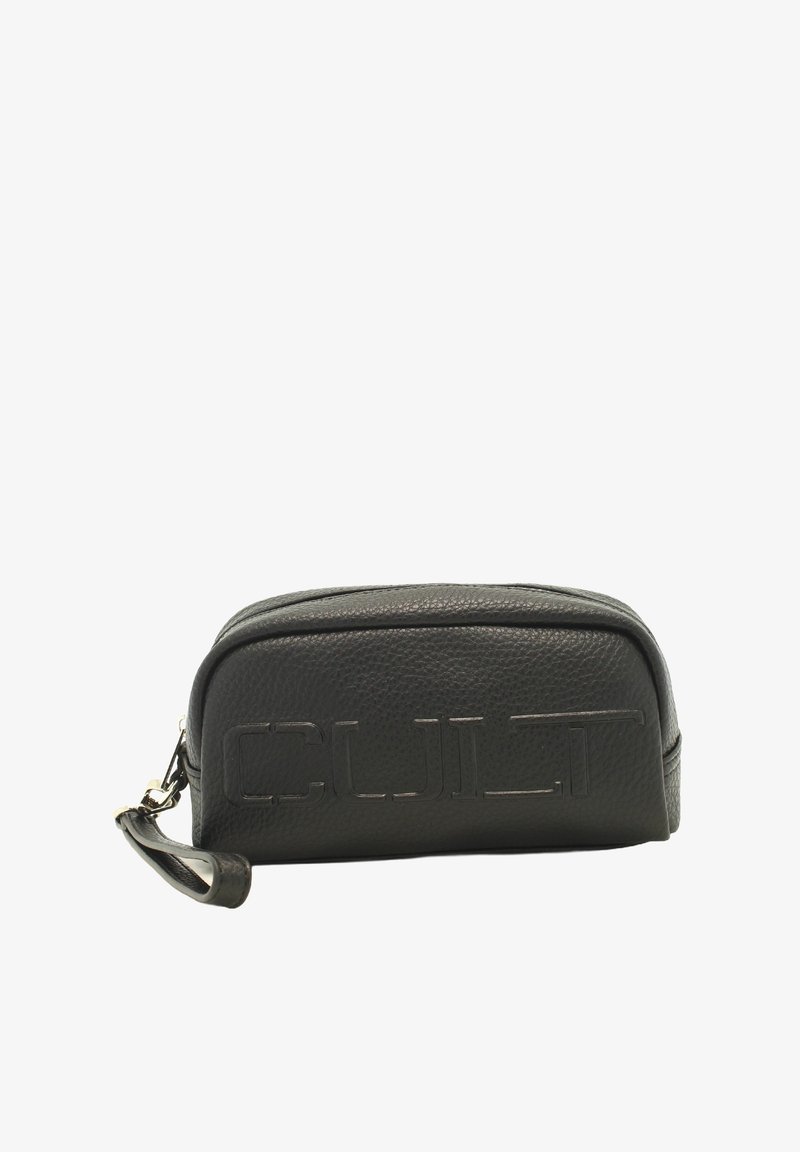 Pochette cosmetica nera in pelle con forma rettangolare arrotondata, logo impresso, chiusura con zip superiore e una tracolla removibile.