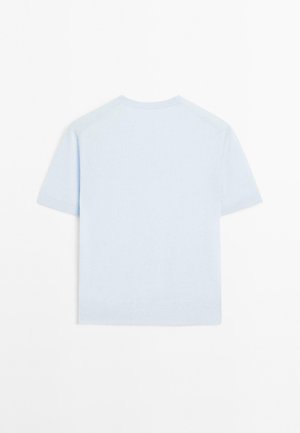 Helles blaues T-Shirt mit kurzen Ärmeln flach ausgelegt, Fokus auf der Rückansicht und den Details des Kleidungsstücks, vor einem schlichten weißen Hintergrund.