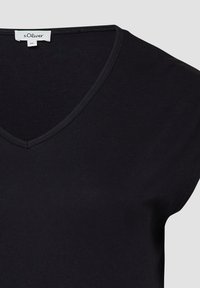 Zwarte V-hals t-shirt gemaakt van zachte, gladde stof. Korte mouwen, standaard pasvorm met minimale stiksels. s.Oliver label zichtbaar bij de halslijn.