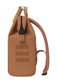 Borsa in tessuto marrone, con texture, chiusura a risvolto, zip nera, tre cinghie orizzontali in tessuto e tracolla imbottita di colore contrastante.