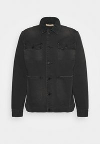 Sort denimjakke med knaplukning foran, to brystlommer og to nederste lommer; har en spids krave og ribbede manchetter.