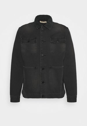Sort denimjakke med knaplukning foran, to brystlommer og to nederste lommer; har en spids krave og ribbede manchetter.