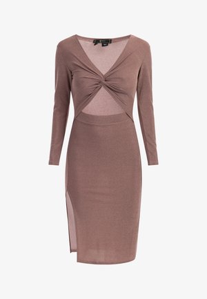 Langemouwen, V-hals jurk in een stoffige rozenkleur met een draai-knoopdetail op de buste en een zijsplit, gemaakt van een glanzende stof.