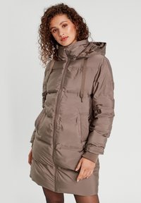 Gevoerde bruine gewatteerde jas met een capuchon, lange mouwen, een ritssluiting aan de voorkant en zijvakken. Heeft een gladde, glanzende textuur en een knielange stijl.