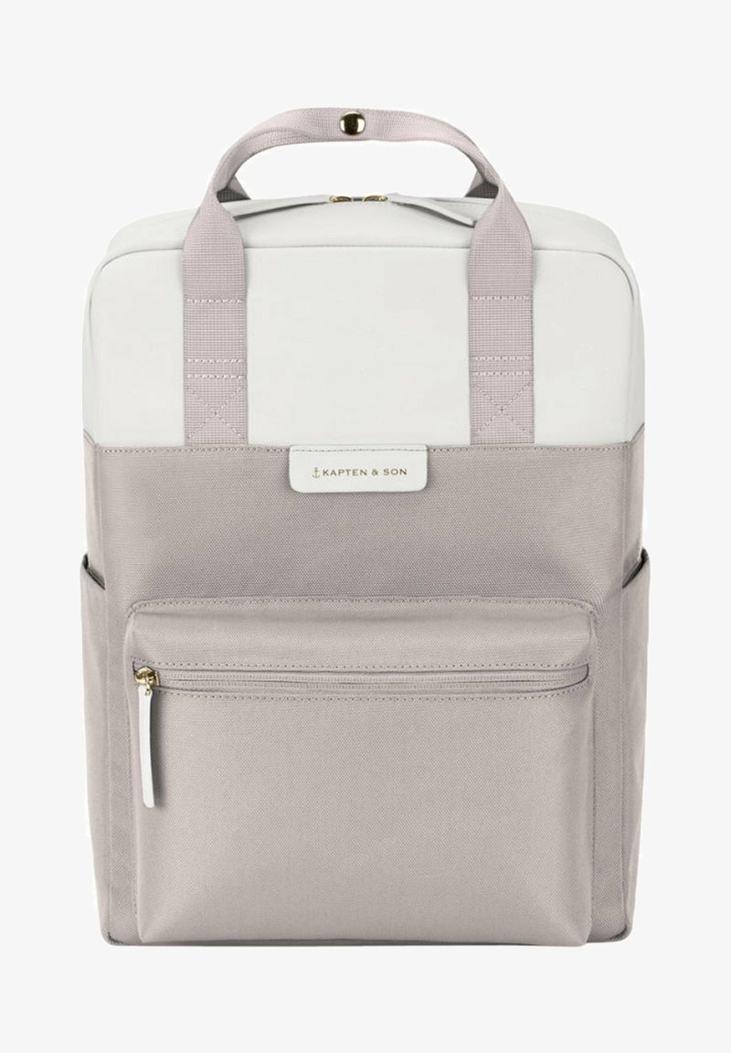Sac à dos gris clair avec un haut blanc, comportant une poche avant zippée, des bretelles réglables et un tissu texturé. Logo de la marque affiché.