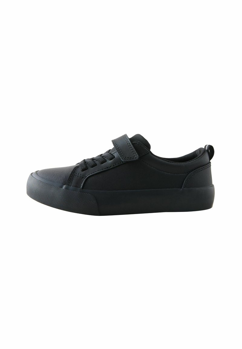 Zwarte sneaker met een platte zool, textuur rubberen buitenzool en stoffen bovenwerk. Kenmerkt een vetersluiting met een klittenband voor extra ondersteuning.