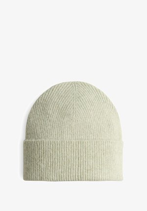 Bonnet tricoté vert clair, avec une texture côtelée et un ourlet retroussé, présentant de subtiles variations de couleur à travers le tissu.